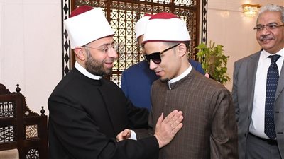 وزير الأوقاف يلتقي بأصغر إمام بمحراب الجامع الأزهر.. ويوجه رسالة مؤثرة لذوي الهمم 
