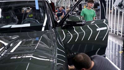 ريفيان ولوسيد ترفعان أسعار السيارات الكهربائية بسبب الرسوم الجمركية