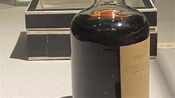 زجاجة تحتوى على سائل