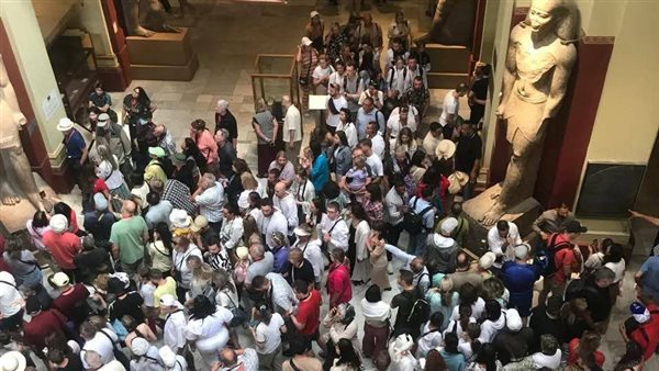 جانب من إقبال السائحين