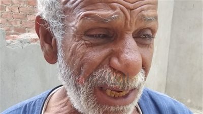  عم فاروق يبكي بعد سقوط أجزاء من منزله المتهالك بالمنوفية: بنام قدام الجامع خايف البيت يقع علينا |صور