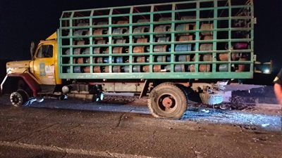 عربية الأنابيب عجنت الميكروباص.. إصابة شخصين في حادث تصادم بأسيوط