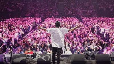 حفل استثنائي ومفاجآت ضخمة.. عمرو دياب يحيي حفلًا غنائيًا في مراسي الجمعة المقبلة