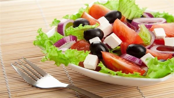 سلطة الجبنة والزيتون