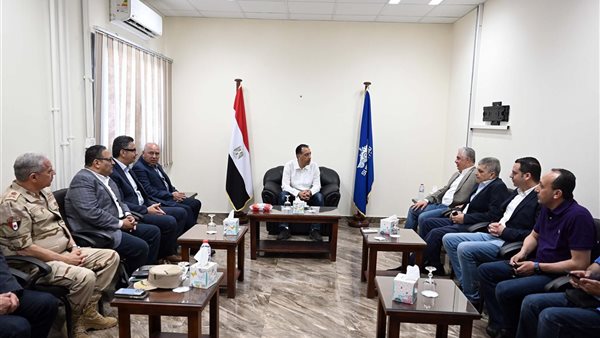 رئيس الوزراء ومسؤولين