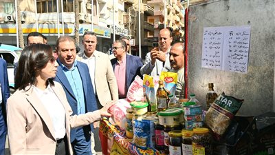 اصطفاف 9 سيارات محملة بالسلع الغذائية وبيض المائدة واللحوم بأسعار مخفضة بالبحيرة 