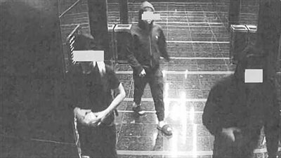 3 مراهقين يختطفون رجل أعمال ويسرقون 4 ملايين دولار من العملات المشفرة.. ما القصة؟ 