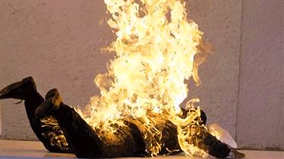 حالته حرجة.. شاب يشعل النار في جسده داخل منزله ببورسعيد