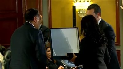 وزيرة التضامن تقدم هدية تذكارية لرئيس الوزراء تحمل شعار تكافل وكرامة