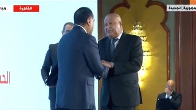علي رأسهم محلب وعلي المصيلحي.. رئيس الوزراء يكرم مسؤولين سابقين خلال احتفالية تكافل وكرامة 
