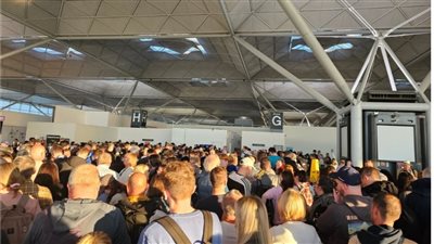 فوضى في مطار ستانستد بسبب عطل تقني.. آلاف المسافرين يفقدون رحلاتهم