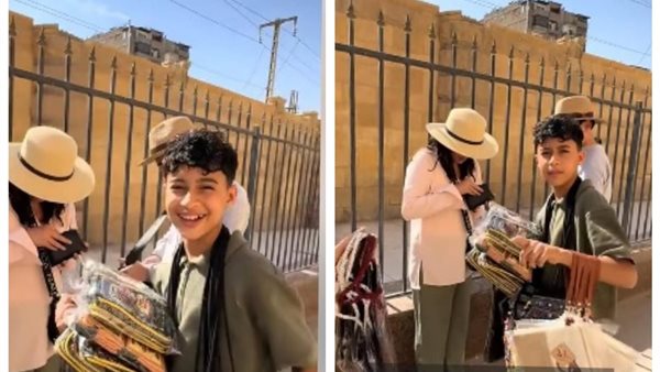  طفل يبيع هدايا تذكارية