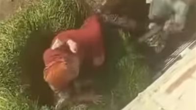 فيديو متداول لتعدي رجل على سيدة بشومة في الدقهلية