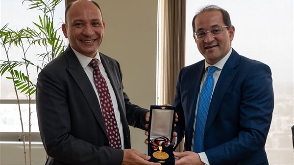 وزير المالية يكرم