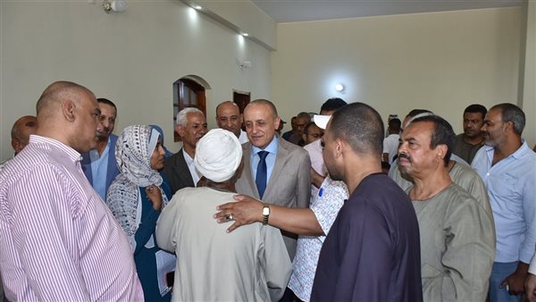 محافظ الأقصر مع الأهالي