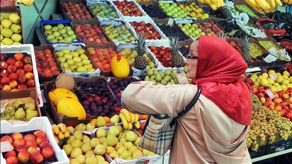 سيدة تشتري فاكهة