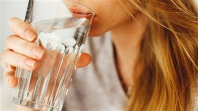 طبيب يحذر: الإفراط في شرب الماء قد يضر الكلى ويهدد الصحة
