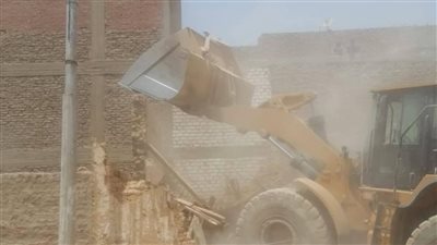 بعد استغاثة المواطنين.. إزالة منزل آيل للسقوط في منطقة المعنا بقنا