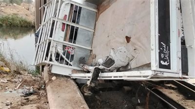 رفع سيارة نصف نقل بعد اصطدامها بقطار أبو زعبل.. وسحب القطار لتخزينه بشبين القناطر