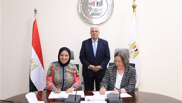 جانب من التوقيع 