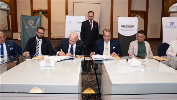 جانب من التوقيع