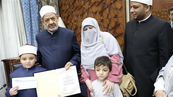 شيخ الأزهر يكرم صغيرًا