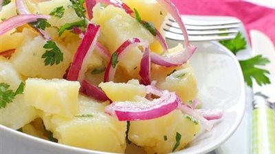 طبق مميز ومختلف.. طريقة عمل سلطة البطاطس زي المطاعم