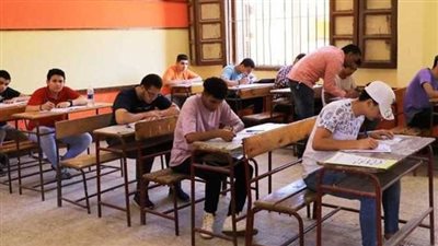 المادة بـ300 جنيه.. حبس شاب عامين وتغريمه 100 ألف جنيه بتهمة بيع إجابات امتحانات الثانوية على فيسبوك بقنا