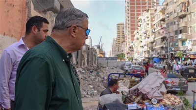 خلال جولة مفاجئة.. محافظ الإسكندرية يوجه بالتحفظ على سيارات بدون لوحات معدنية وإزالة تعديات الباعة الجائلين