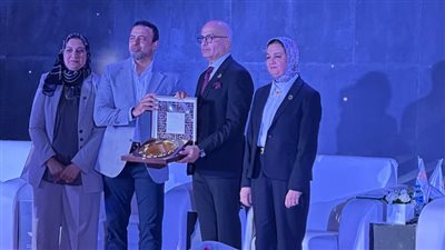 جامعة عين شمس تكرم الداعية مصطفى حسني خلال احتفالية اليوبيل الماسي للجامعة