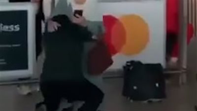 بعد 23 عامًا من الأسر.. مراد البرغوثي يُقبّل قدمي والدته بعد الإفراج عنه