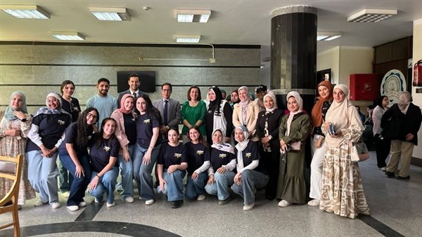 طلاب كليتي التربية