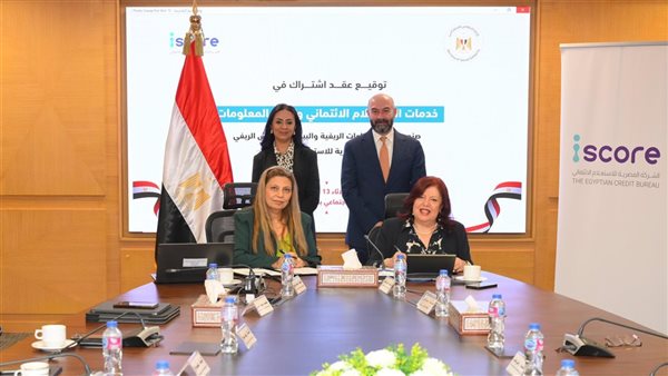 جانب من التوقيع