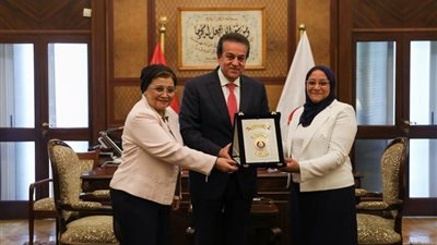 أنقذت حياة طفلة.. وزير الصحة يكرم الدكتورة تغريد معروف رئيسة قسم النساء والتوليد بمستشفى المنيرة