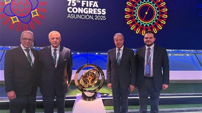 أبو ريدة ووفد اتحاد الكرة يلتقطون صورة تذكارية مع كأس العالم للأندية على هامش كونجرس فيفا