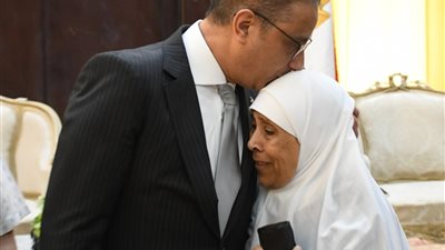 محافظ الفيوم يُكرم عددًا من الأمهات المثاليات