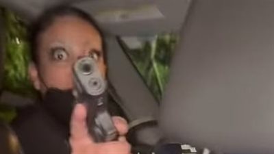 سائقة أوبر تشهر سلاحًا في وجه مغنية راب بسبب تعليق على مظهرها