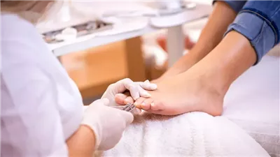 تحذيرات طبية من صالونات العناية بالأظافر.. 4 إشارات خطيرة قد تُعرضك للعدوى 