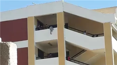 المعلمة المعتدى عليها من طالبة بلجنة في الهرم تغادر النيابة بعد الاستماع لأقوالها | خاص