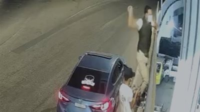 مجهولون يعتدون بزجاجات على معرض سيارات من أعلى كوبري عرابي في العجوزة