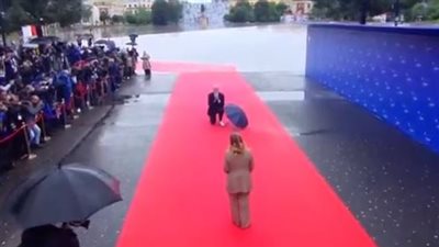 في مشهد لافت.. رئيس وزراء ألبانيا ينحني على ركبته أمام نظيرته الإيطالية تحت المطر 