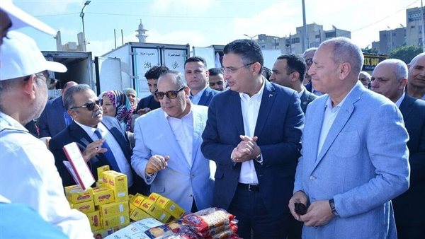 جانب من افتتاح أسواق