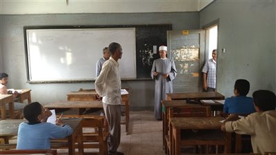مدير إدارة طهطا التعليمة الأزهرية يتابع سير امتحانات الشهادة الإعدادية بسوهاج