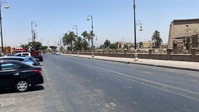 درجات الحرارة تلامس الـ47 بالأقصر| المواطنون يلتزمون المنازل.. ومظلات ومياه باردة للسائحين