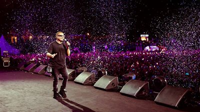 أبرز لقطات حفل عمرو دياب في الجامعة الأمريكية.. أغاني لايف لأول مرة