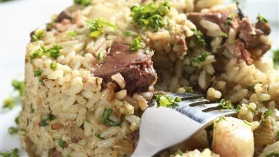 لذيذة وشهية.. طريقة عمل أرز بالشعرية بالكبد والقوانص