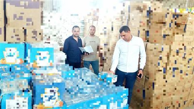 ضبط مواد غذائية منتهية الصلاحية داخل مخزن دون ترخيص في البحيرة
