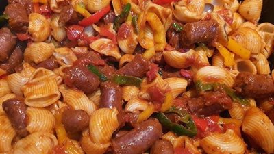 طريقة عمل مكرونة بالسجق والمشروم.. تريكة هامة عند التحضير