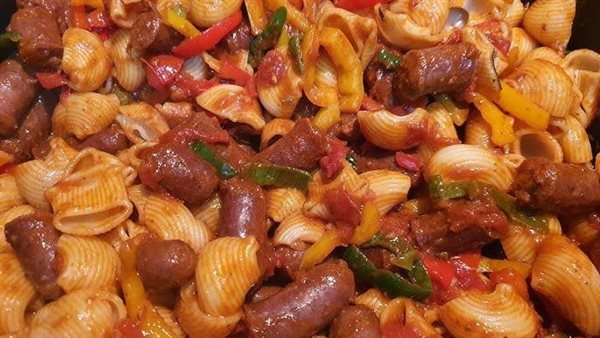 مكرونة بالسجق والمشروم