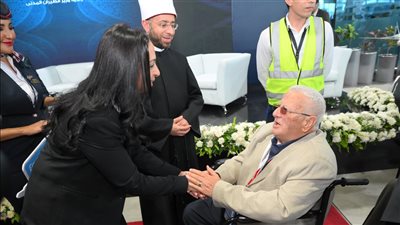 وزراء التضامن والأوقاف والطيران يودعون أول أفواج الحجاج من مطار القاهرة.. ويسلمون قسيمتي سفر مجانيتين